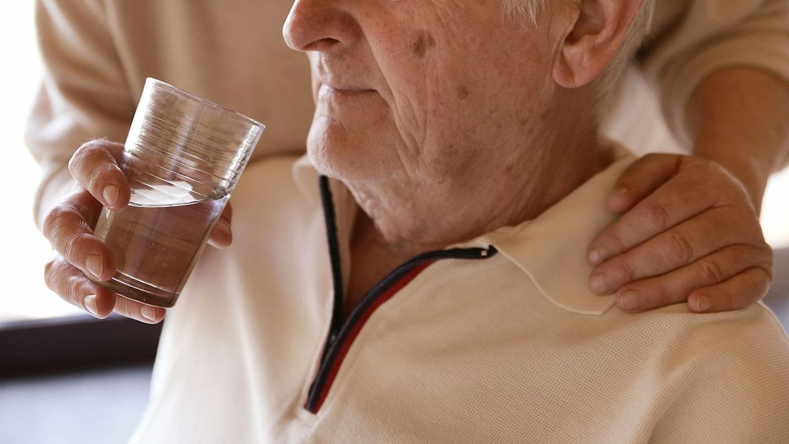 Der Mindestlohn in der Altenpflege soll bis Mitte 2027 in zwei Schritten  steigen (Symbolfoto).