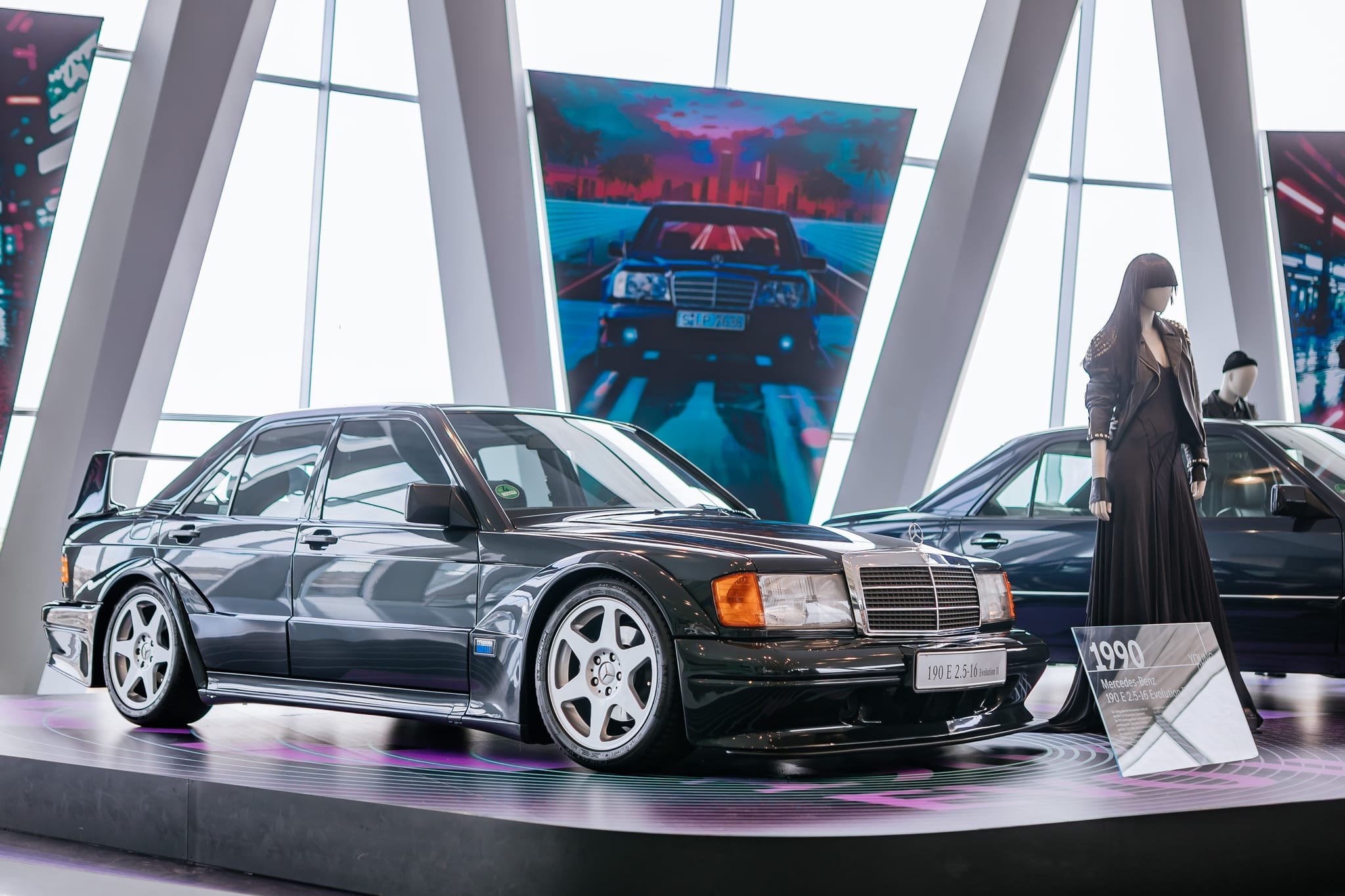 Mächtige Spoiler und Schürzen, große Räder in breiten Radhäusern und ein gewaltiger Heckflügel zeichnen den „EVO II“ aus.