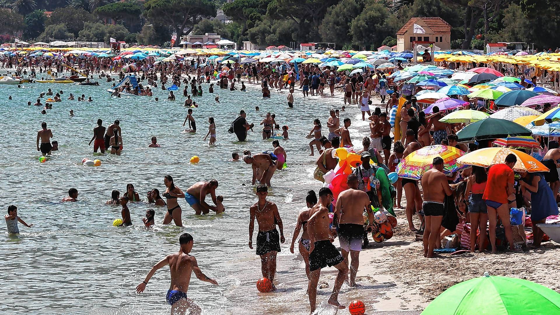 Zahlreiche Menschen sind am Strand von Mondello auf Sizilien zu sehen. Italien leidet besonders unter Übertourismus.