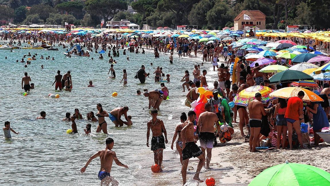 Zahlreiche Menschen sind am Strand von Mondello auf Sizilien zu sehen. Italien leidet besonders unter Übertourismus.