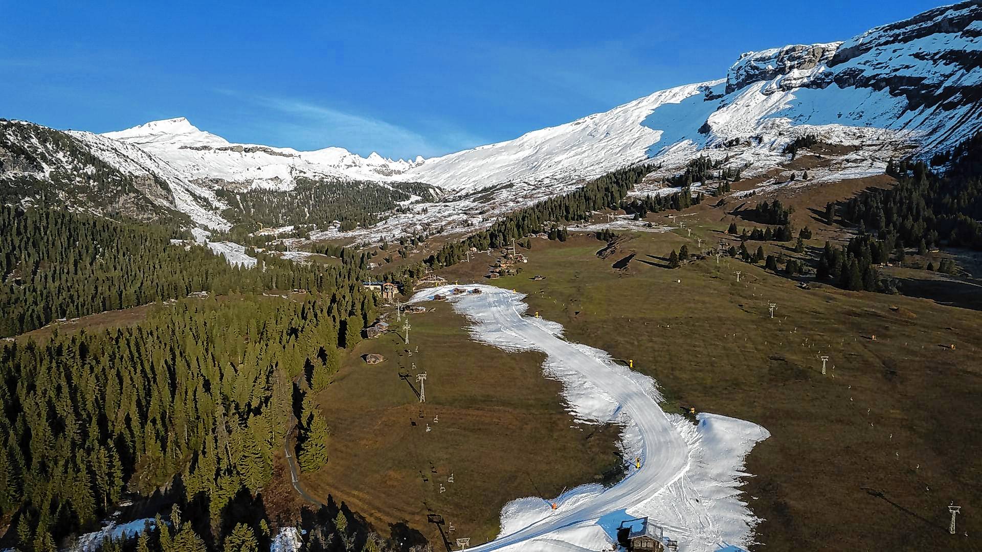 Blick auf eine Talabfahrt aus Kunstschnee. Viele Urlauber fahren zum Skifahren oder zum Wandern in die Schweiz (Archivbild).