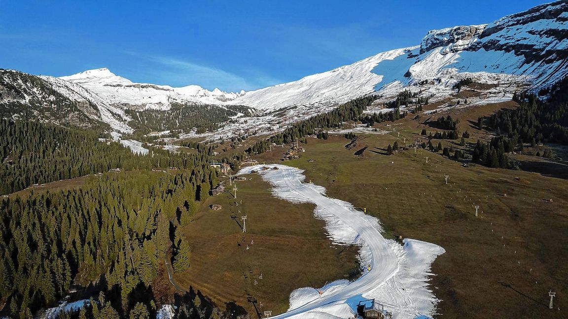 Blick auf eine Talabfahrt aus Kunstschnee. Viele Urlauber fahren zum Skifahren oder zum Wandern in die Schweiz (Archivbild).