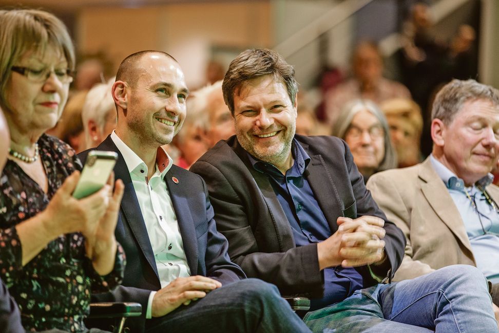 Böblingens Oberbürgermeister Stefan Belz (Zweiter von links) und Robert Habeck haben Spaß. Bild: fotoknobi