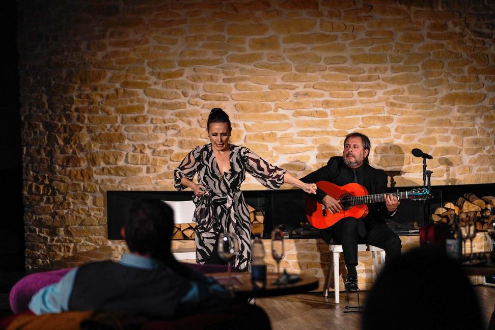 Antonio Andrade und Irene Alvarez haben in Sindelfingen im Möbelhaus Hofmeister ein Flamenco-Gitarren- und Kastagnettenkonzert mit dem Titel „History of Flamenco“ gegeben.    Bild: Dettenmeyer
