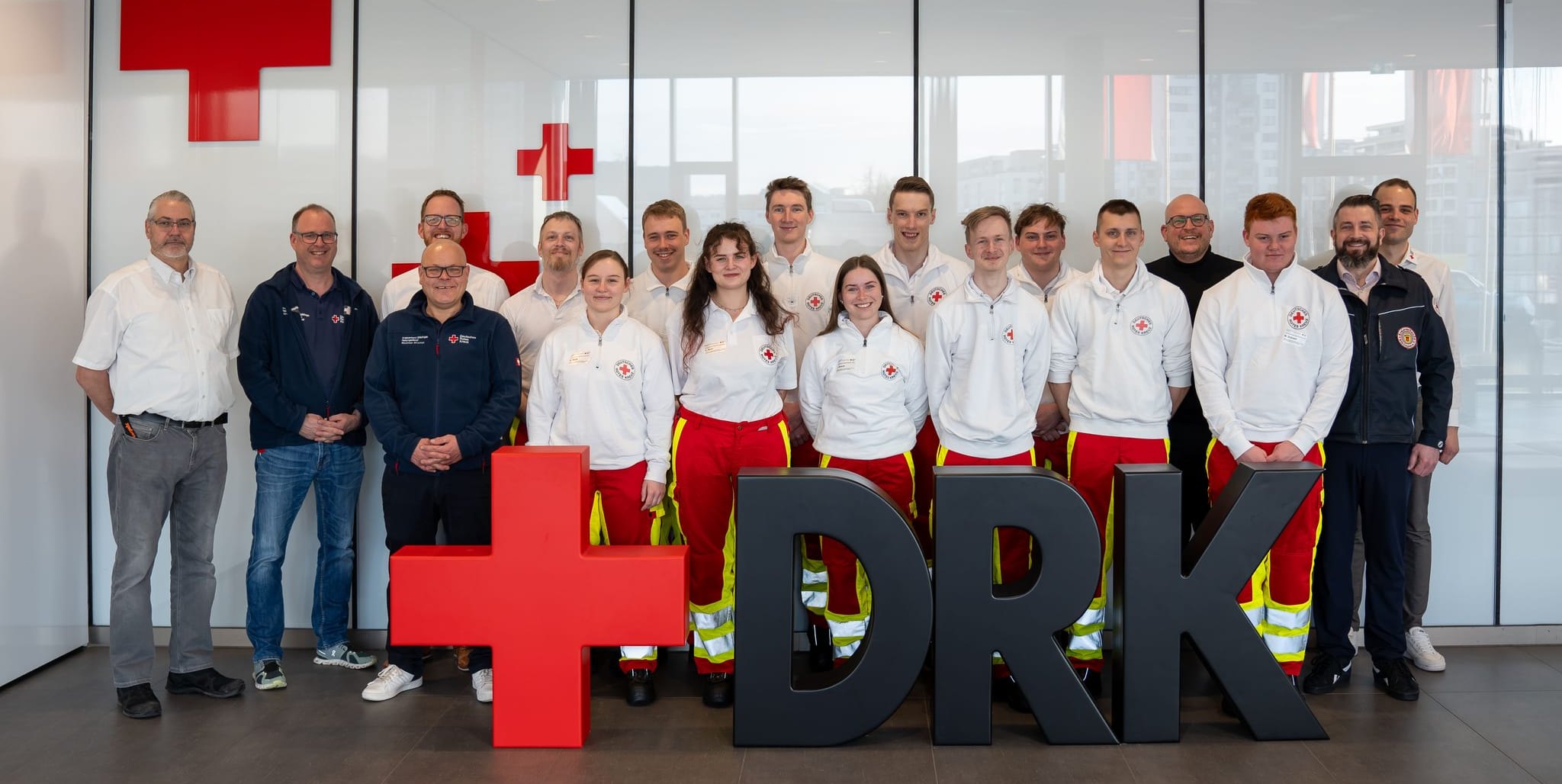 Am 1. April haben 11 neue Auszubildende zum Notfallsanitäter im DRK-Rettungsdienst ihre dreijährige Ausbildung begonnen. Bild: z