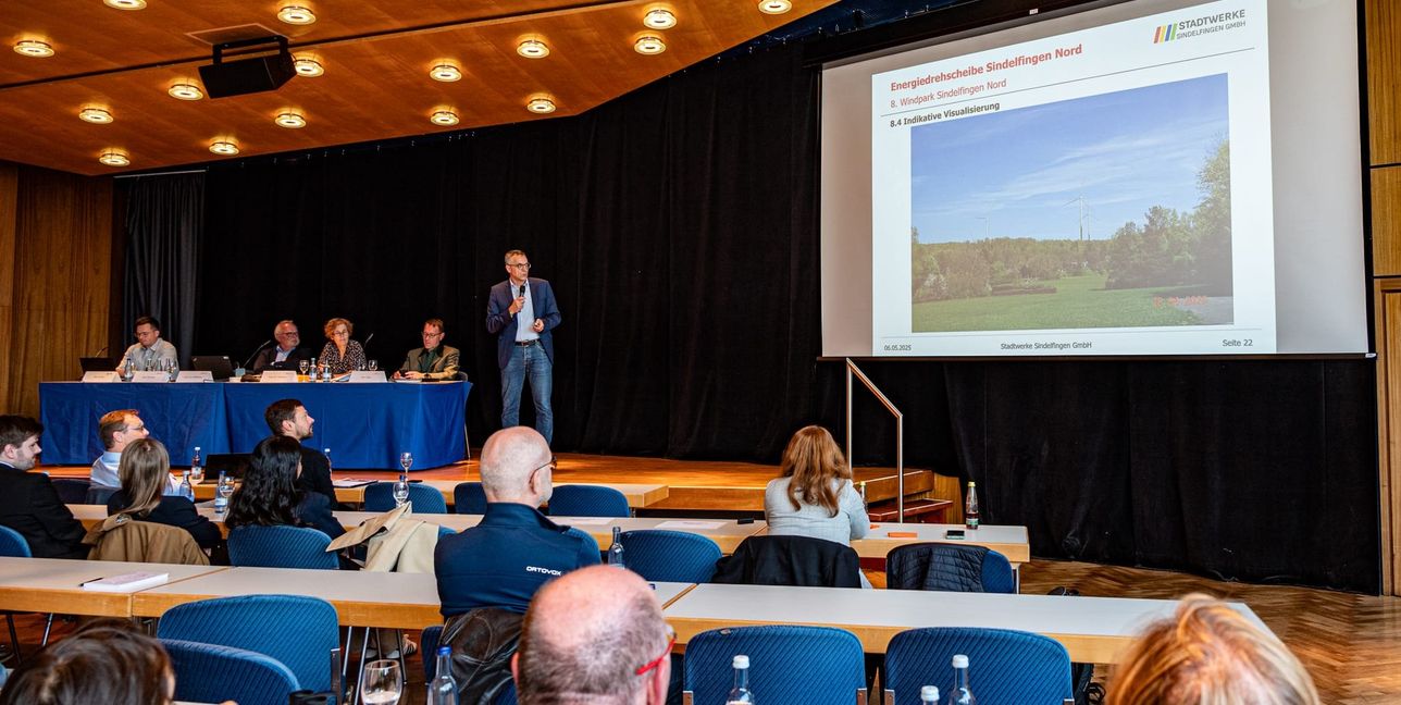 Gebhard Gentner, Geschäftsführer der Stadtwerke, stellt die geplante Windkraftanlage „Sindelfingen Nord“ anhand einer Visualisierung vor.