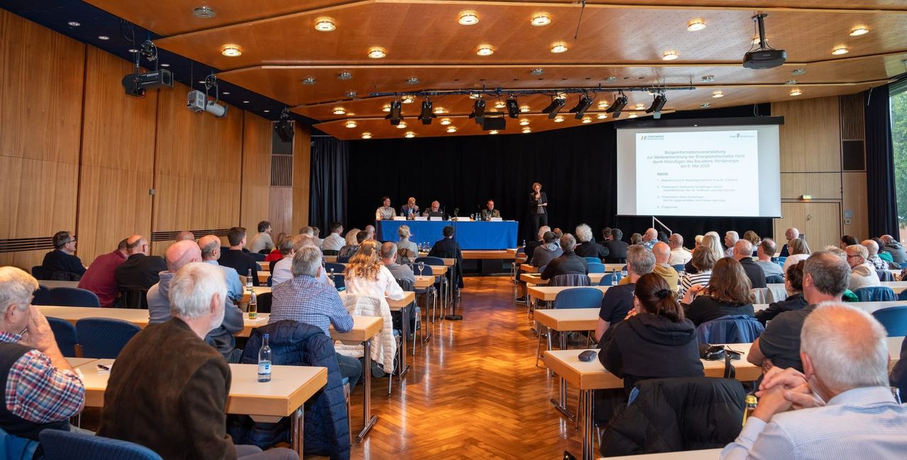 Rund 90 Bürgerinnen und Bürger besuchen den Infoabend zur Windkraft in Sindelfingen. Foto: Nüssle