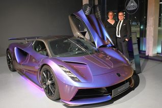 Tamara und Andreas Weeber präsentieren bei der Eröffnung ihrer Lotus-Zentrale in Böblingen mit Stolz den Evija. Den E-Sportwagen gibt es weltweit nur 130-mal.