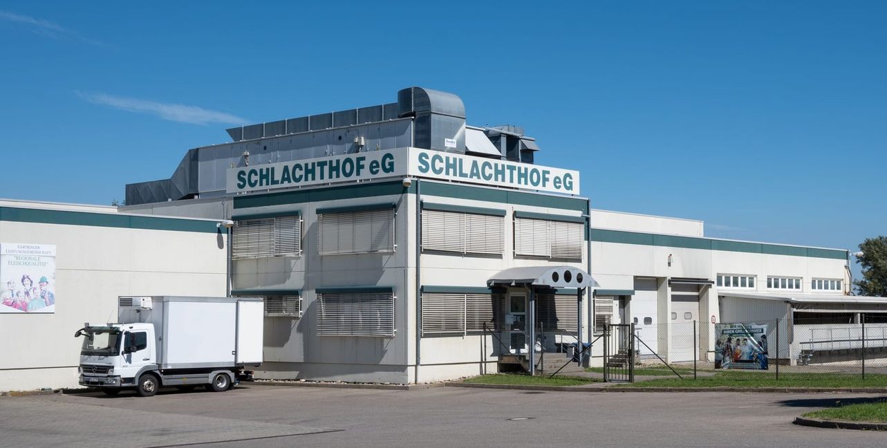 Das Land Baden-Württemberg fördert den Umbau des seit Spätsommer 2020 geschlossenen Schlachthofs in Gärtringen mit 40 Prozent der förderfähigen Kosten, maximal 3,93 Millionen Euro.