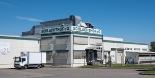 Das Land Baden-Württemberg fördert den Umbau des seit Spätsommer 2020 geschlossenen Schlachthofs in Gärtringen mit 40 Prozent der förderfähigen Kosten, maximal 3,93 Millionen Euro.