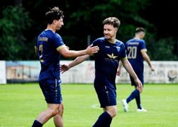 Darmsheims Stefano Meola (links) freut sich mit Steffen Hirth über dessen Treffer zum 1:1 beim 2:1-Sieg gegen Deckenpfronn.