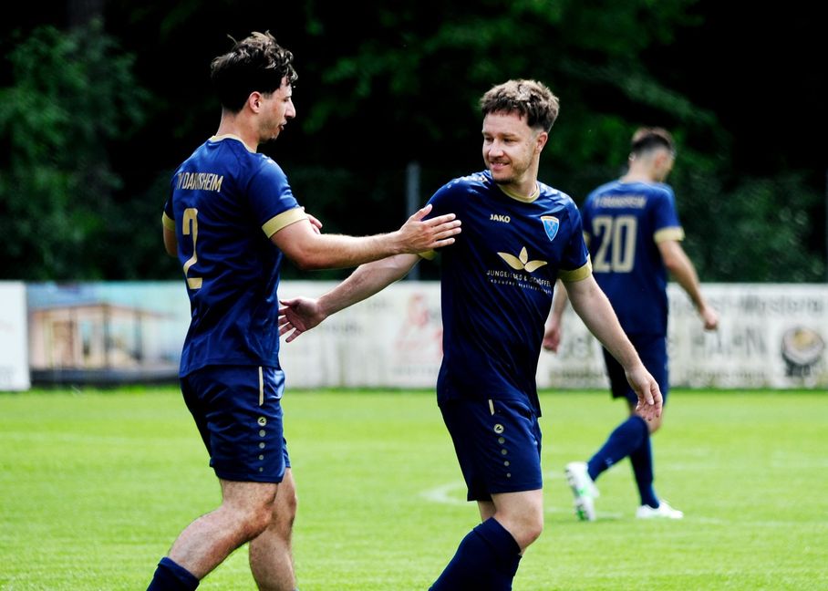 Darmsheims Stefano Meola (links) freut sich mit Steffen Hirth über dessen Treffer zum 1:1 beim 2:1-Sieg gegen Deckenpfronn.