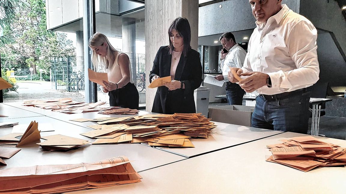 Wahlhelfer beim Auszählen der Stimmen im Sindelfinger Rathaus.