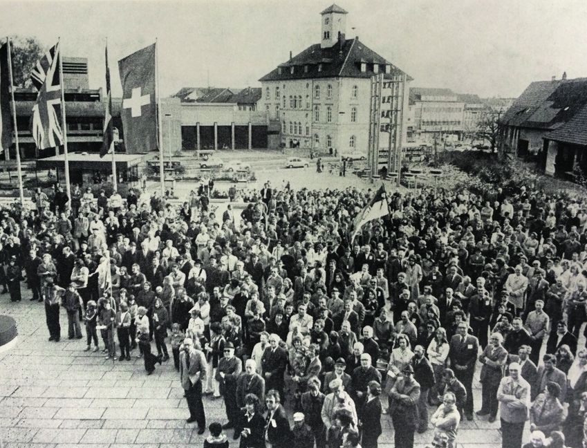 Hunderte Bürger warten im April 1975 vor dem Rathaus auf das Urteil des Staatsgerichtshofs. In einer gemeinsamen Pressekonferenz freuen sich Sindelfingens Oberbürgermeister Arthur Gruber (links) und sein Böblinger Kollege Wolfgang Brumme über den Spruch, der beiden Städten die Selbstständigkeit garantiert. Bilder: Stadtarchiv Sindelfingen/z