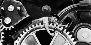 Charlie Chaplin genießt die „Modernen Zeiten“.