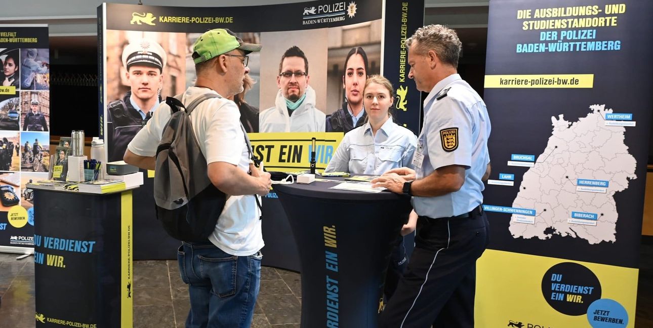 Auch die Polizei ist auf der Azubi-Messe präsent.
