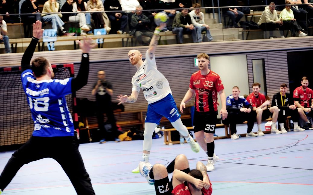 Immer wieder sehenswert: Das Privatduell zwischen Marian Heinkele mit dem 83-fachen slowenischen Ex-Nationaltorhüter Primoz Prost. Immer wieder setzte der HSG-Akteur dem ehemaligen Bundesliga-Torwart von Frisch Auf Göppingen und TVB Stuttgart die Bälle in den Winkel.