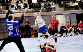 Immer wieder sehenswert: Das Privatduell zwischen Marian Heinkele mit dem 83-fachen slowenischen Ex-Nationaltorhüter Primoz Prost. Immer wieder setzte der HSG-Akteur dem ehemaligen Bundesliga-Torwart von Frisch Auf Göppingen und TVB Stuttgart die Bälle in den Winkel.