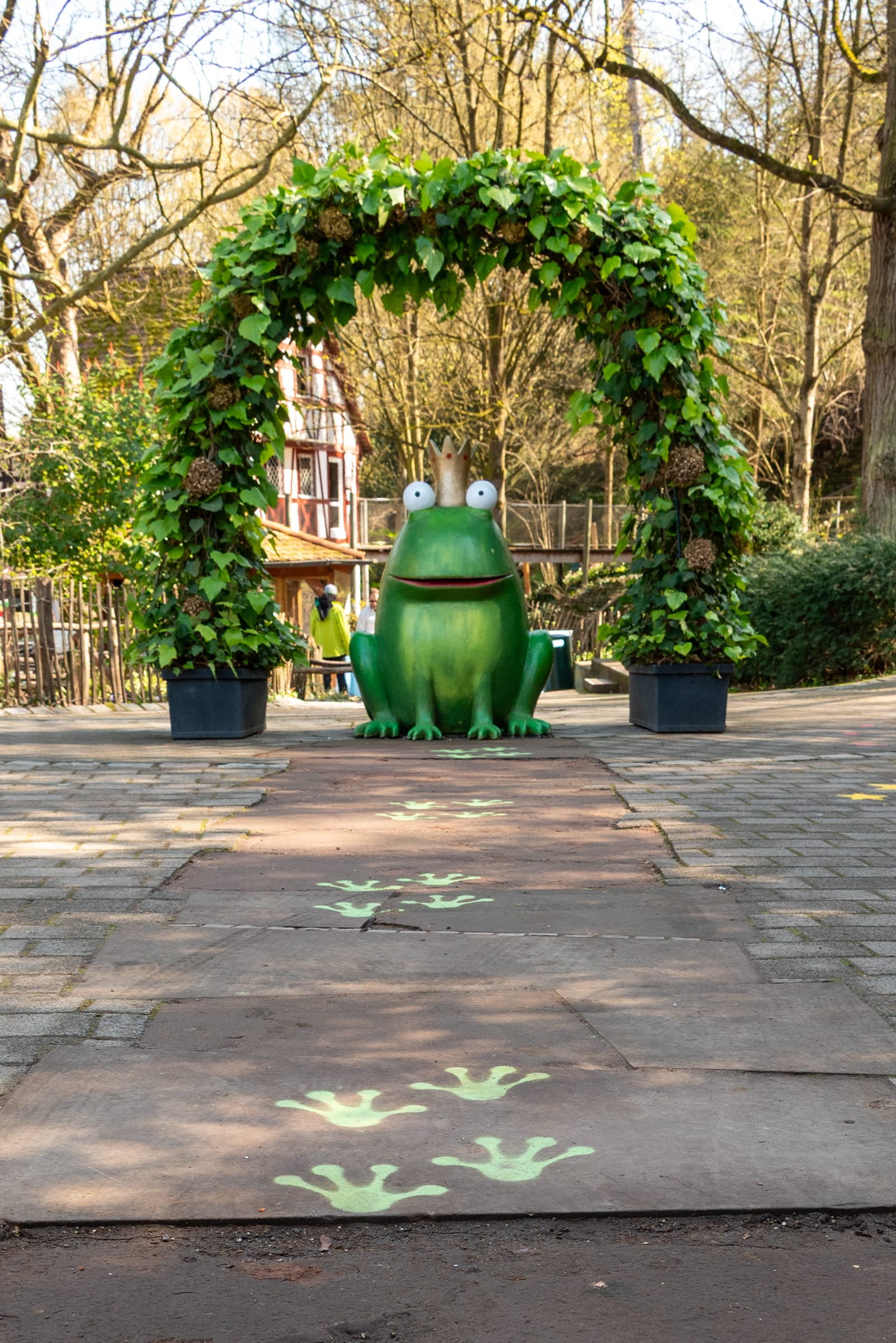 Der Frosch begrüßt die Besucher im Märchengarten.
