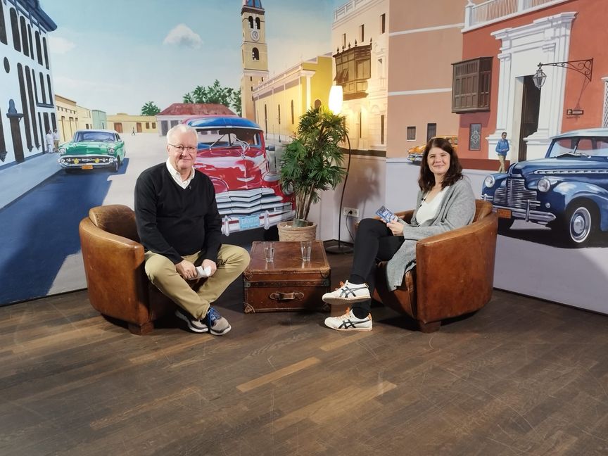 Autorin Mareike Fröhlich (rechts) stellt im Stadtgespräch Böblingen mit Hans-Jörg Zürn die Krimi-Sammlung Metzger, Mett & Mord vor, die sie als Herausgeberin zum 40. Jubiläum des Deutschen Fleischermuseums in Böblingen zusammenstellte.