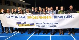 Gruppenbild im Floschenstadion, ein paar Mitglieder des Teams waren aber verhindert: Florian Glock, Günter Niebel, Lutz Lemke, Salvatore Romeo, Peter Kramer, Dr. Bernd Schmalenbach, Laura Vargas Gonzalez, Hasso Bubolz, Anne Köhler, Dr. Alexander Baisch, Max Reinhardt, Dr. Michael Zürn, Dr. Michael Eppard, Kerstin Schmenger, Markus Döttling, Manuel Bernlöhr, Tarek Musleh, Dejan Micic, Carola Riehm und Dr. Siegfried Barth (von links).
