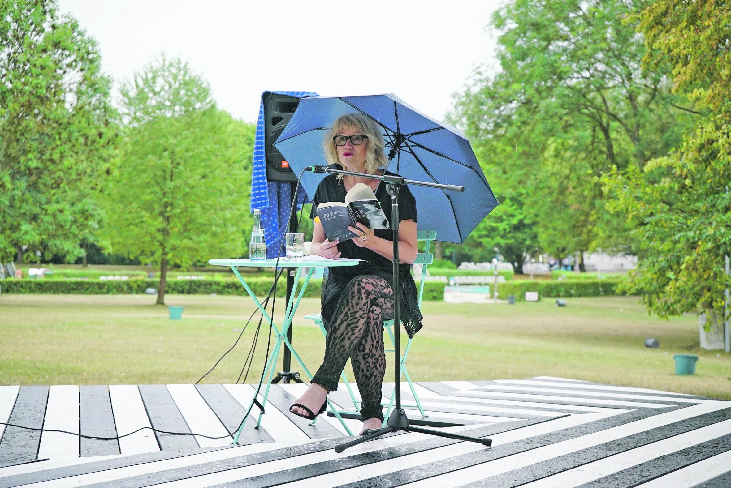 Ines Witka lässt sich vom Regen nicht aus dem Konzept bringen.  Bild: Heiden