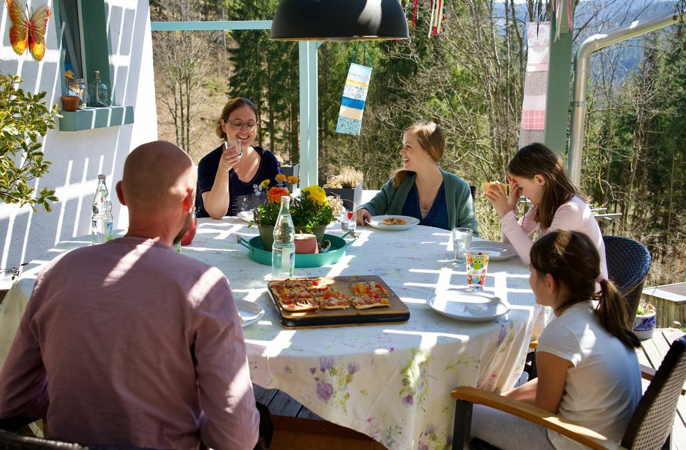 ... und nimmt an ihrem Familienalltag teil.
 Foto: SWR/bentelevision