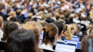 Der Massenbetrieb im Hörsaal ist angesichts digitaler Studienformate heute für viele Studierende nicht mehr attraktiv.