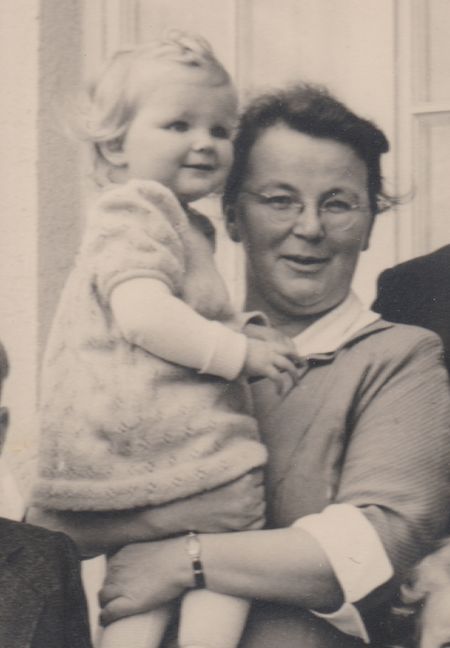 Lydia Gruber Anfang der 50er-Jahre mit ihrer Tocher Elisabeth. Bild: privat