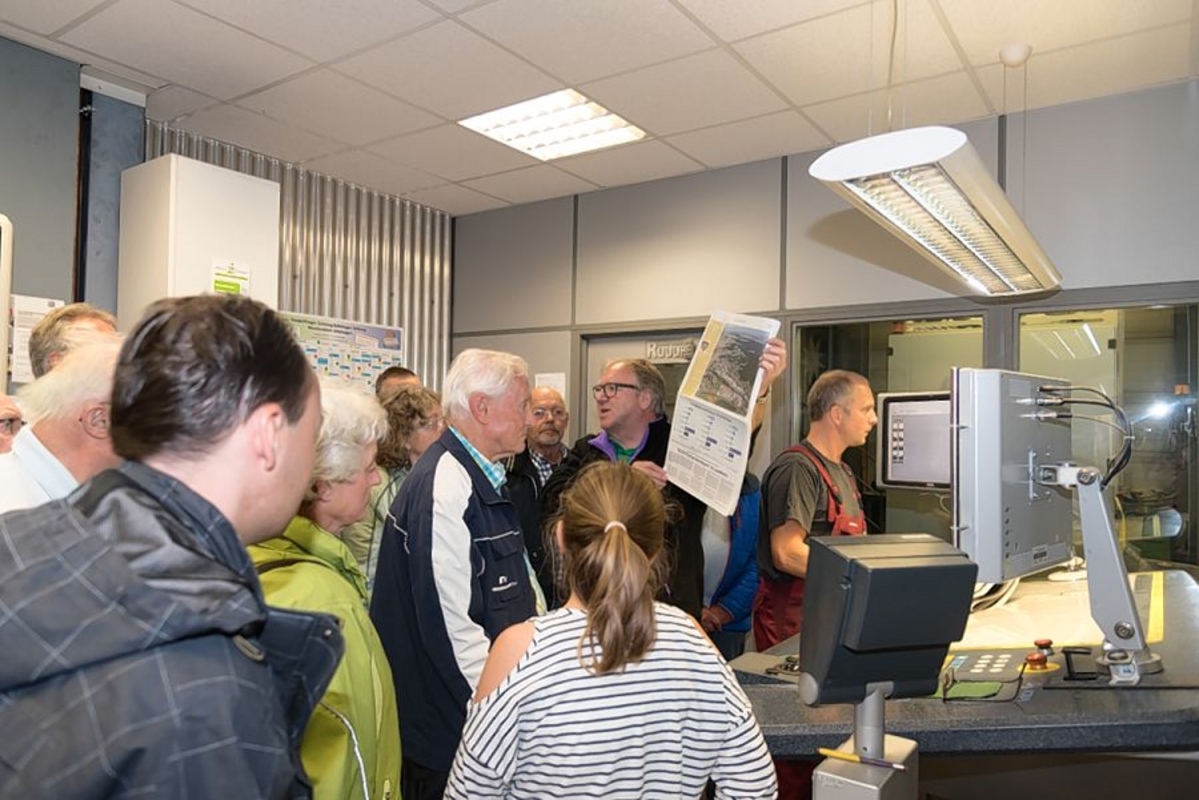 Führungen durch die Zeitungsdruckerei sind ein besonderes Angebot beim SZ/BZ-Leserfest am Samstag ab 13 Uhr. 2017 erklärte der damalige Chefredakteur Jürgen Haar, wie eine lokale Tageszeitung entsteht. Dieses Mal werden der neue Redaktionsleiter Tim Schweiker und Peter Röhm die Besucher informieren.  Bild: Dettenmeyer/A