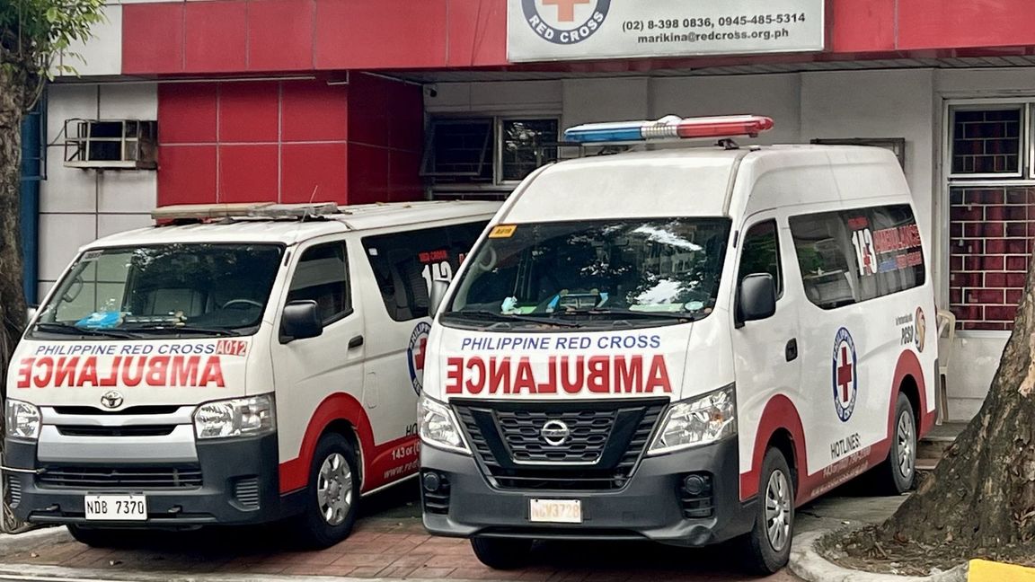 Krankenwagen sind vor einem Hospital in Manila zu sehen.  (Symbolbild)