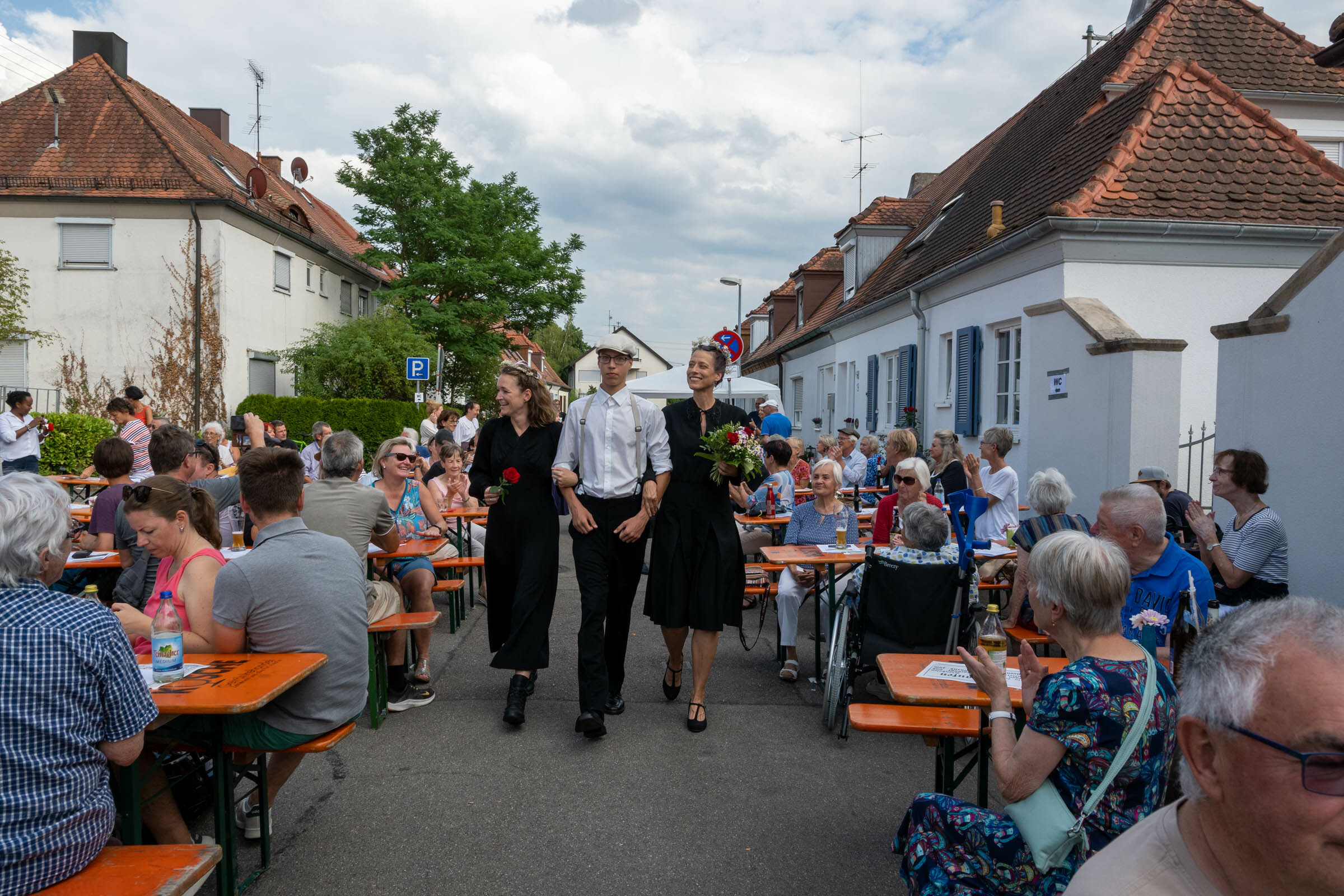 Das Brautkleid war schwarz, zog man es doch nicht nur zur eigenen Hochzeit an. Bild: Nüßle