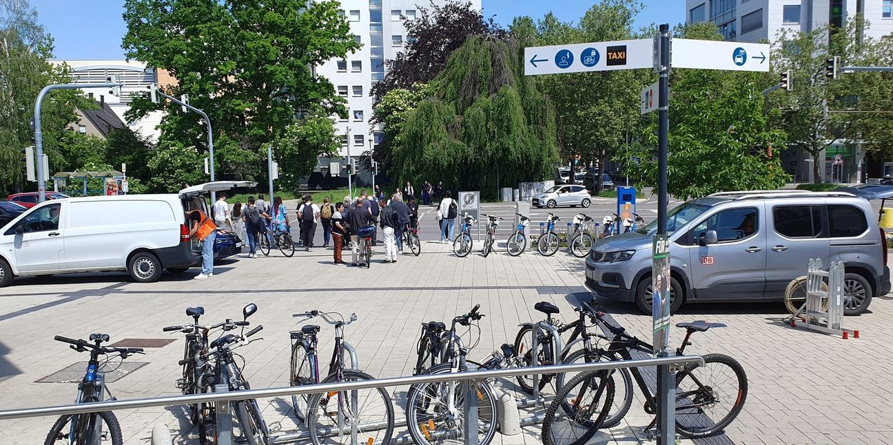 Nach der S-Bahn ins Taxi, aufs (Regio-)Rad, zum Bus oder zu Fuß zum Einkaufen. Oder doch lieber ins Auto steigen? Mobilität hat viele Wege. Das Bild entstand am Mobilitätspunkt am Sindelfinger Bahnhof.