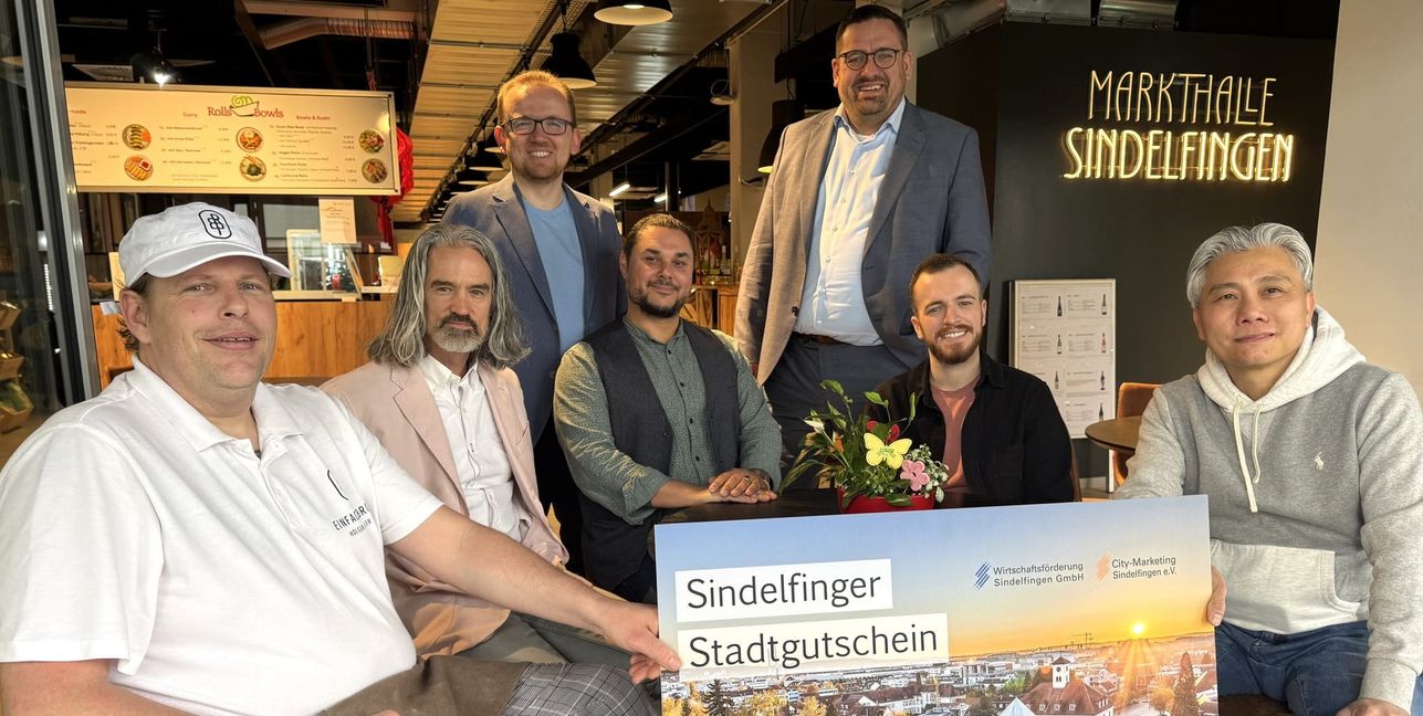 Auf unserem Foto: Sitzend, von links: Holger Müller („Einfach Brot“), Holger Wieden („La Dolce Vita“), Salvatore Branciforti („SoHo Brasserie“), Kimet Pajaziti („Pâtissier “), Doan Viet Cuong („Asia Delight “). Stehend: Hanno Kreuter (links) und Felix Rapp.
