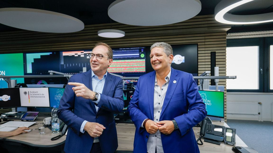 Anfang Juli hat Bundesinnenminister Alexander Dobrindt (CSU) das IT-Lagezentrum des BSI besucht. (Archivbild)