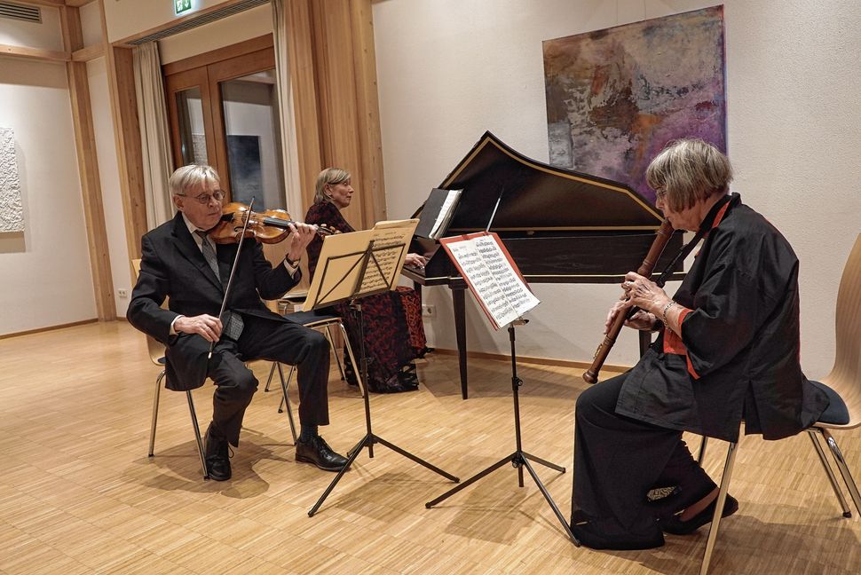 Violinist Simon Standage Hildegund Treiber am Cemballo und Ulrike Engelke beim Auftiritt im Altdorfer Bürgerhaus.