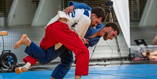 Der Sindelfinger Edvin Civovic (hinten) attackiert den Nürnberger Samir Gecig