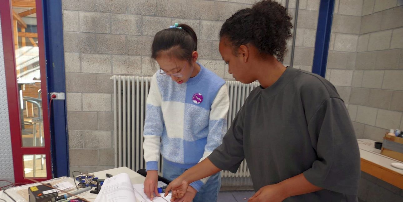 Niyet Awalom aus der Schlosserei des Staatstheaters mit einer interessierten Schülerin.