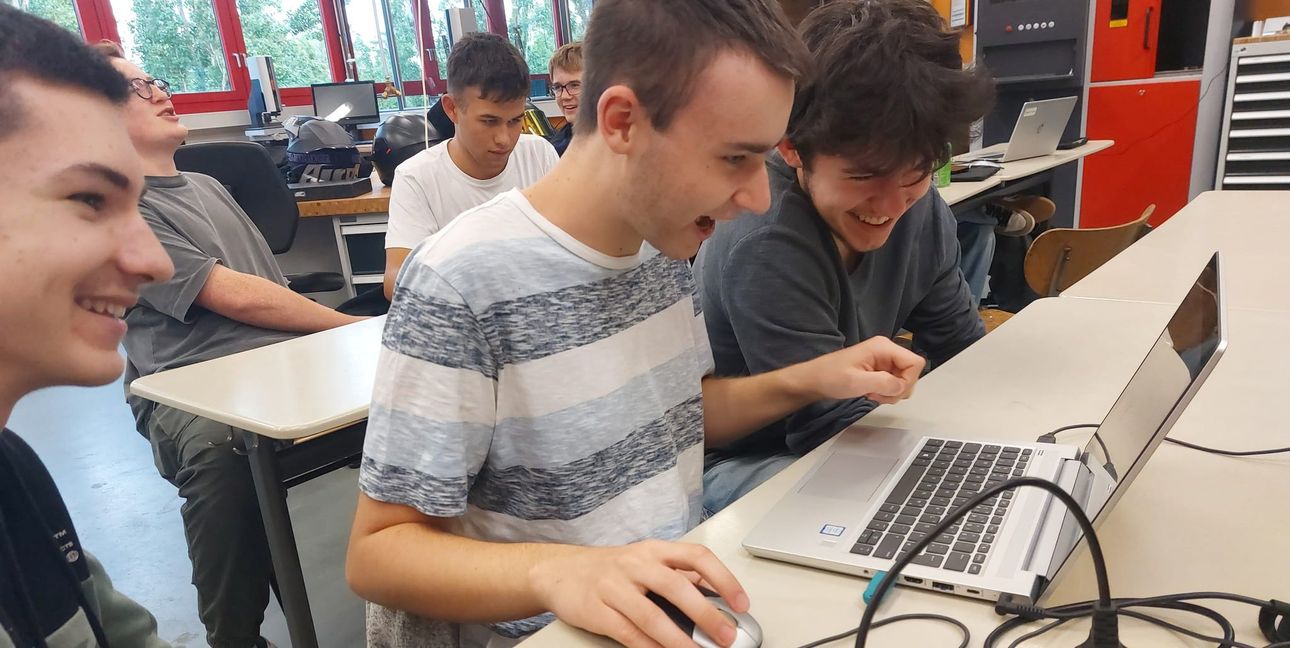 Die GDS-Schüler sind Feuer und Flamme bei der Erstellung des Logos.