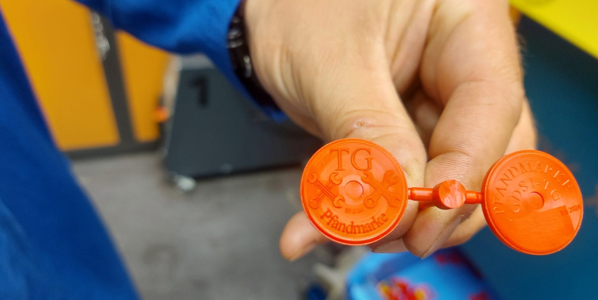 So kommen die fertigen Pfandmarken aus der Spritzguss-Maschine.