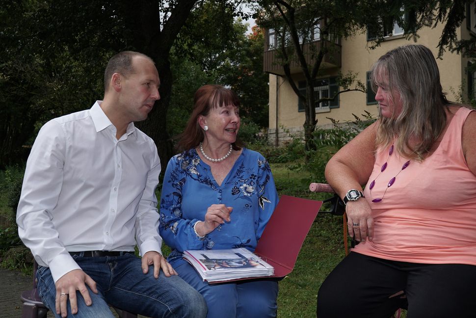 Marc Biadacz und Anne Graf erklären Marion Zeeb (rechts) ihren urplötzlich auftauchenden Therapiepfad. Bild: Heiden