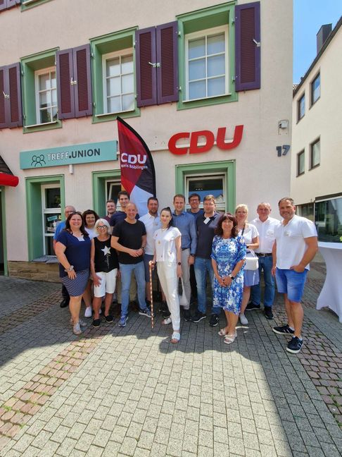 Die CDU-Mitglieder und Ageodneten vor dem neue Treppunkt in der Herrenberger Altstadt. Bild: z