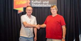 Neue Heimat für den Chor „Unerhört!“: Clemens König bei der Schlüsselübergabe von Ekuthek-Vorstand Rainer Pohl von Elbwehr. Bild: Nüßle