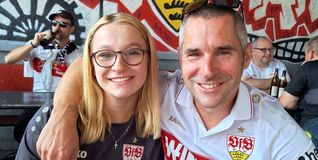 Stefan Wagner mit Tochter Lisa vor einem Heimspiel des VfB Stuttgart in einer Cannstatter Kneipe.Bild: z