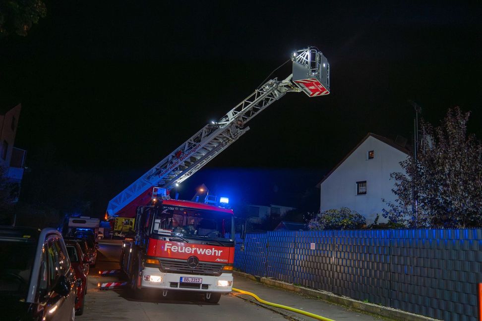Die Böblinger Feuerwehr musste auch die große Drehleiter für die Nacharbeiten nutzen. 
Bild SDMG/Dettenmeyer