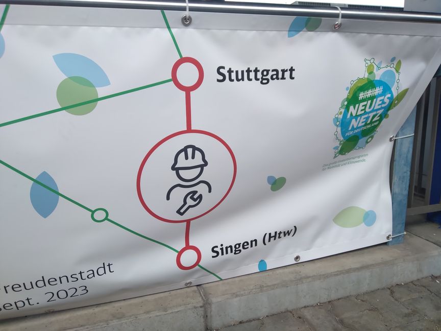 Dieses Plakat zeigt es, auf der Bahnstrecke zwischen Stuttgart und Herrenberg geht diesen Sommer fast nichts. Bild: Buck