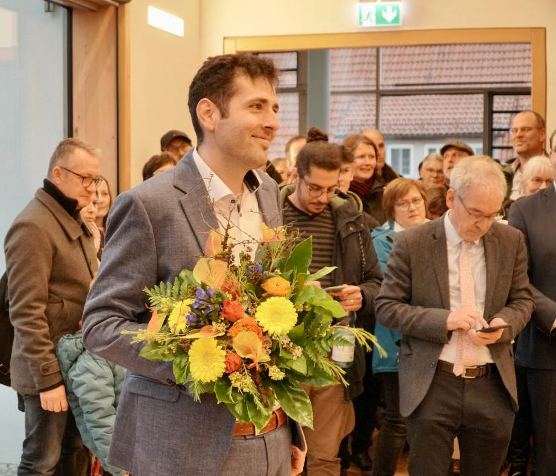 Der strahlende Sieger der Bürgermeisterwahl von Ostelsheim: Ryyan Alshebl. Rechts vorne sein bisheriger Chef, Althengstetts Bürgermeister Clemens Götz.         Foto: z