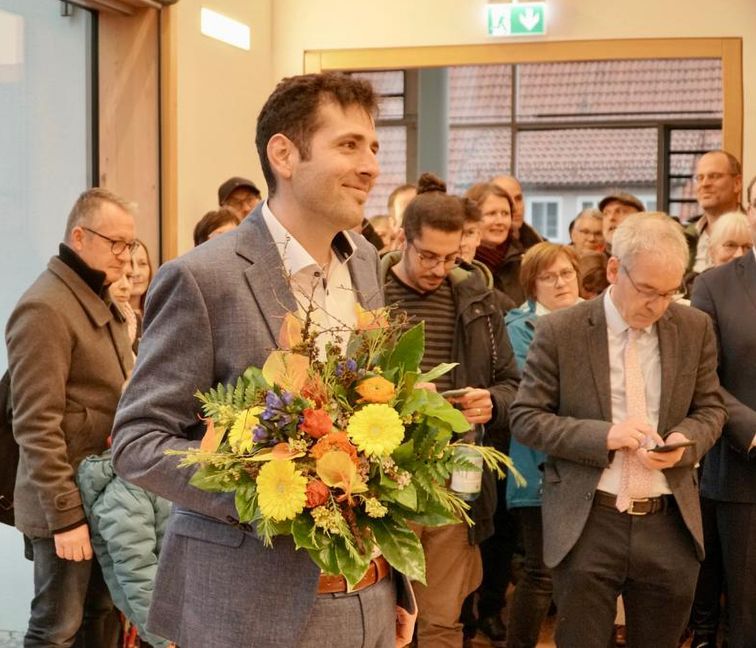 Der strahlende Sieger der Bürgermeisterwahl von Ostelsheim: Ryyan Alshebl. Rechts vorne sein bisheriger Chef, Althengstetts Bürgermeister Clemens Götz.         Foto: z