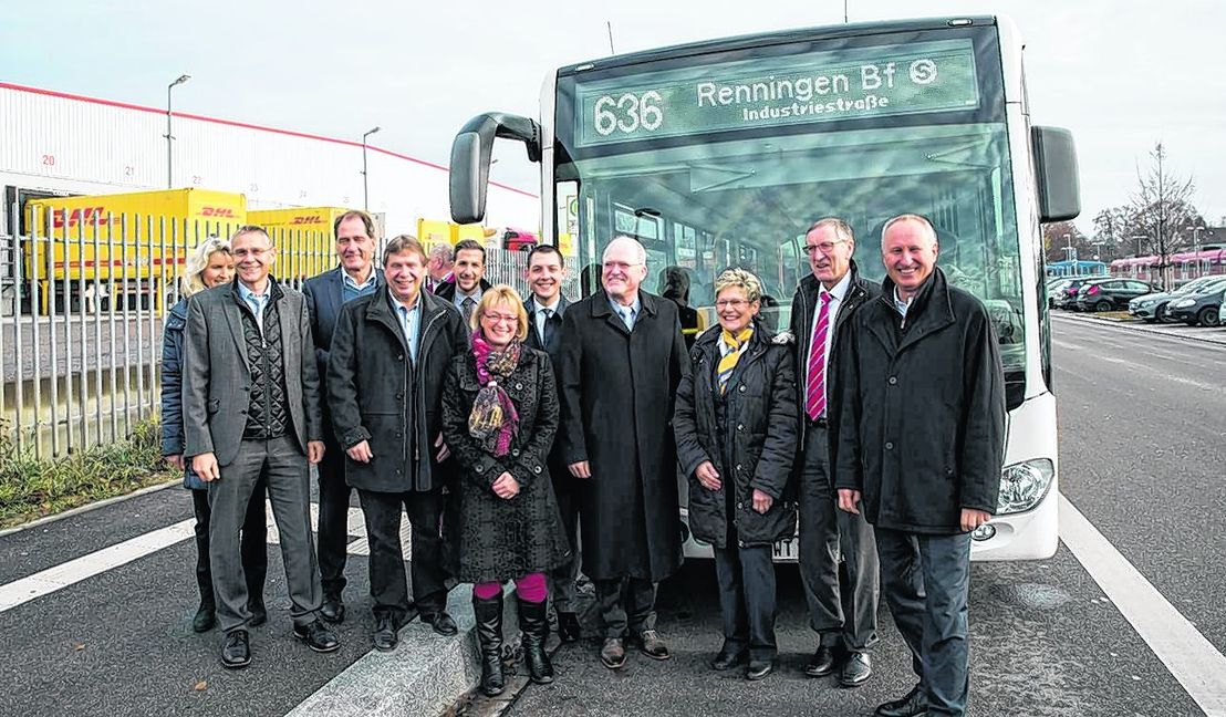 In Renningen wurde das neue, verbesserte Busangebot im nördlichen Heckengäu-Gebiet im Beisein von Landrat Roland Bernhard (Zweiter von rechts) vorgestellt.  Bild: Richter