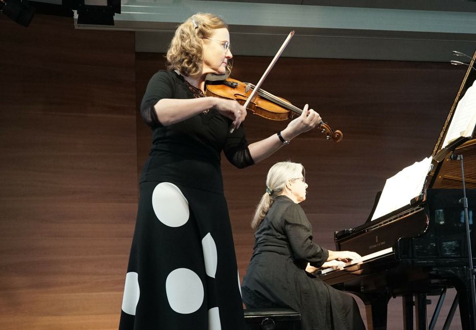 Violinistin Bettina Kriegbaum und Anja Breuer bei einem Konzert in der AEG-Aula.  Bild: Heiden